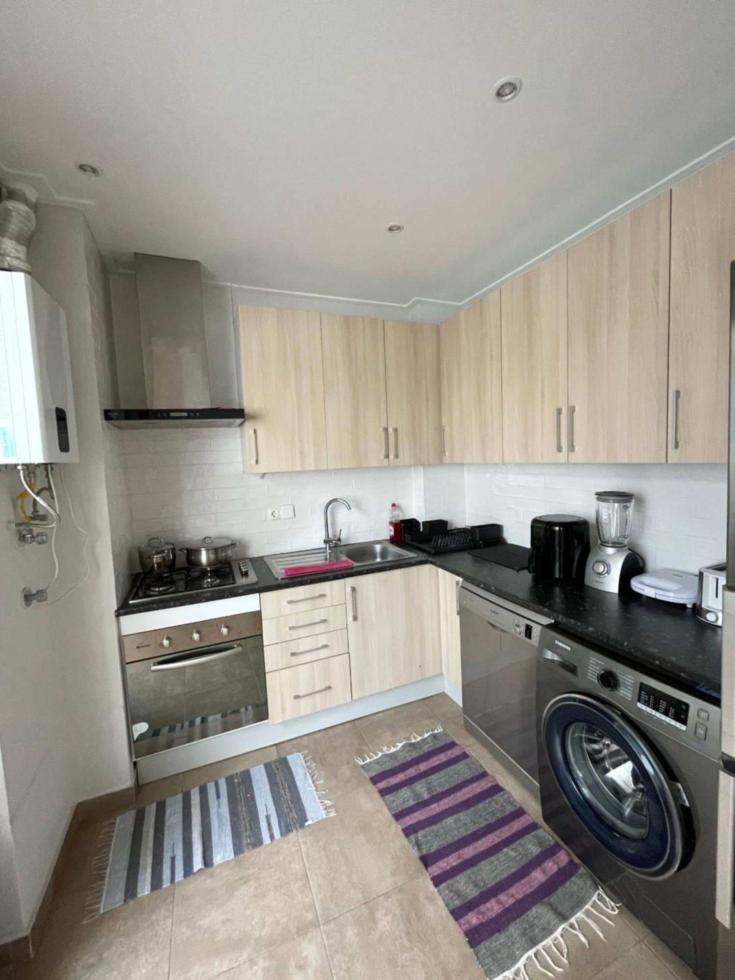 Quarto De Casal Close To Lisbon Flat Equipado Almada Bagian luar foto